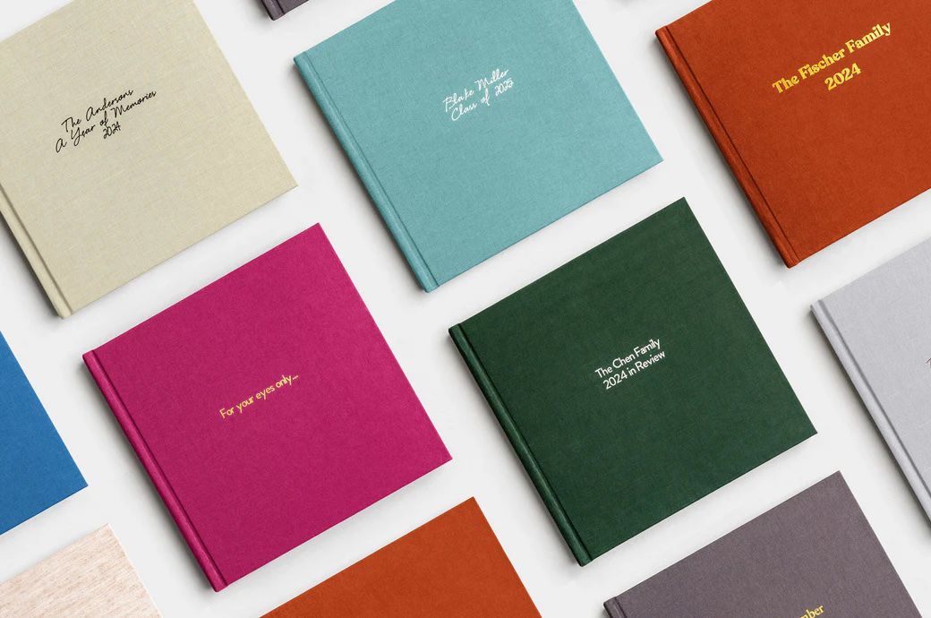 Alle Wohnkultur unter 150 US -Dollar kaufen im Jahr 2025 (und Sie sollten auch) 22 Leinen Couchtisch Fotobuch