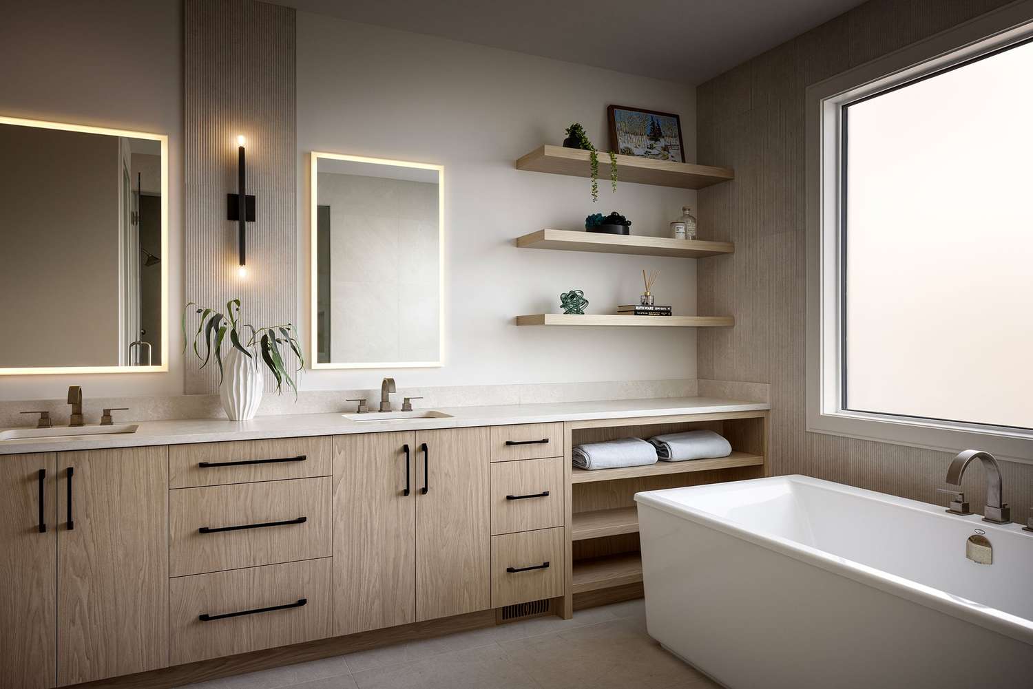 Badezimmerwand mit LED -Wandspiegeln und Leuchten