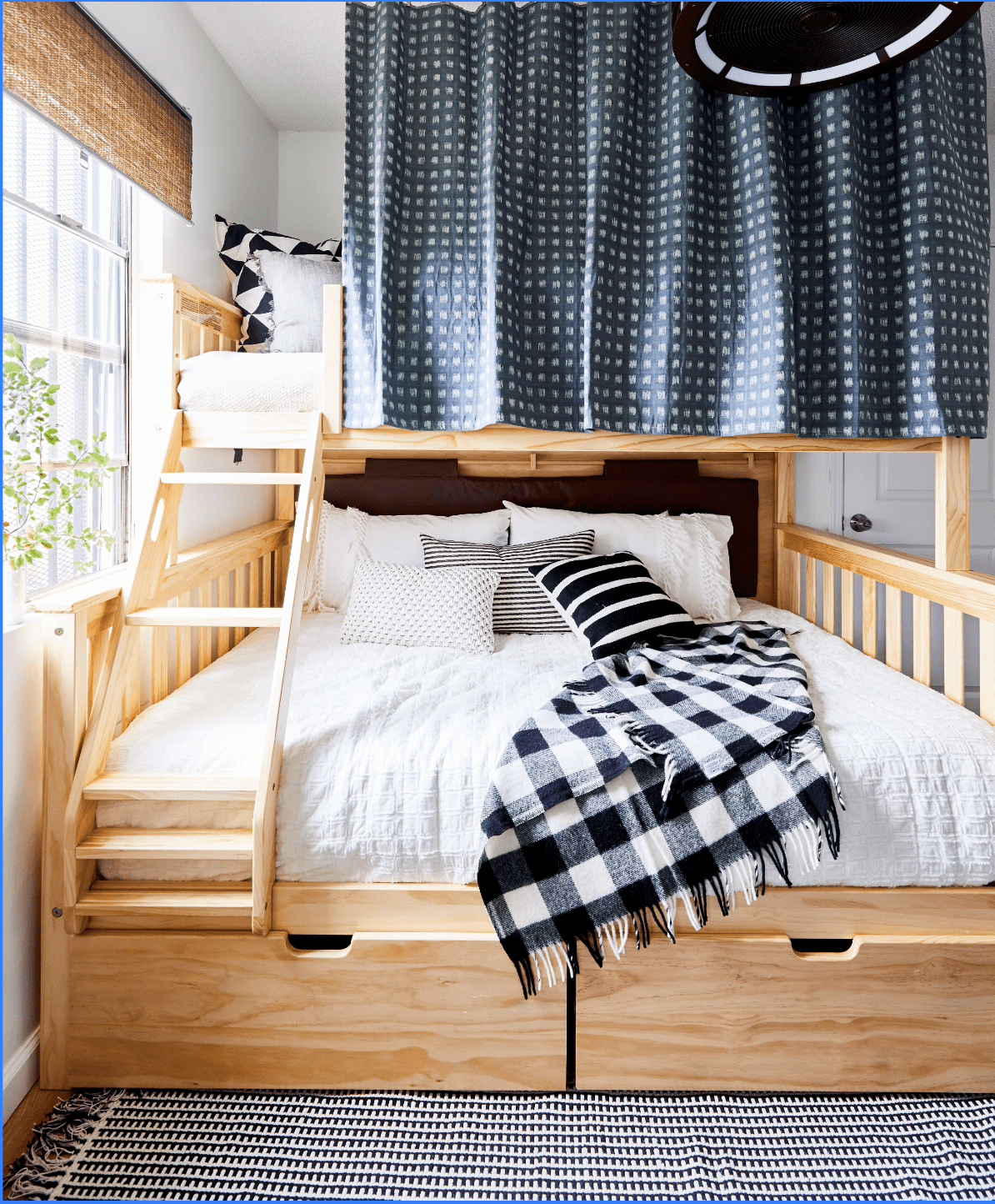 Bett mit karierte Decke