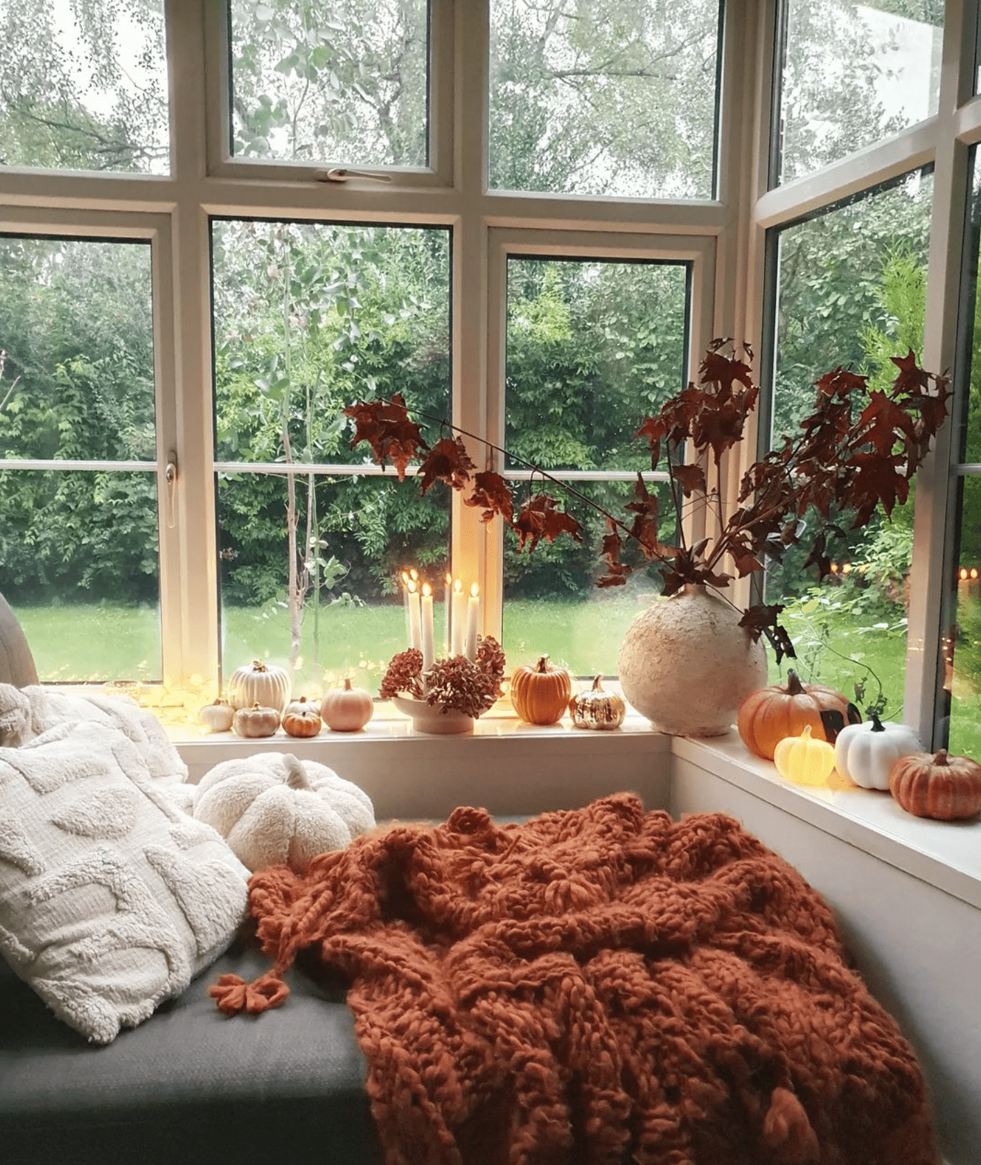Gemütliche Ecke mit Herbstdekor und Decke