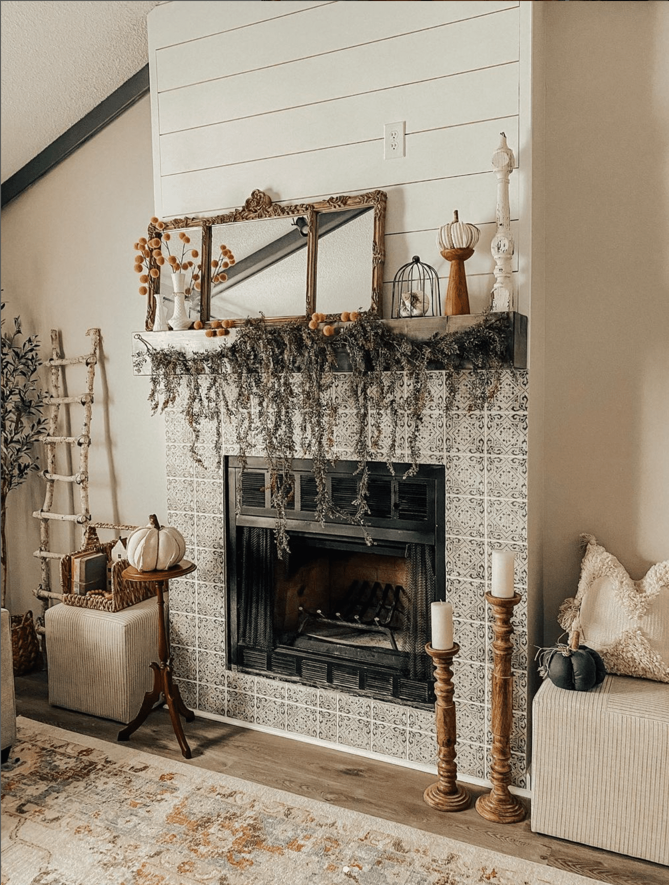 Fliesenkamin mit Herbstmantel