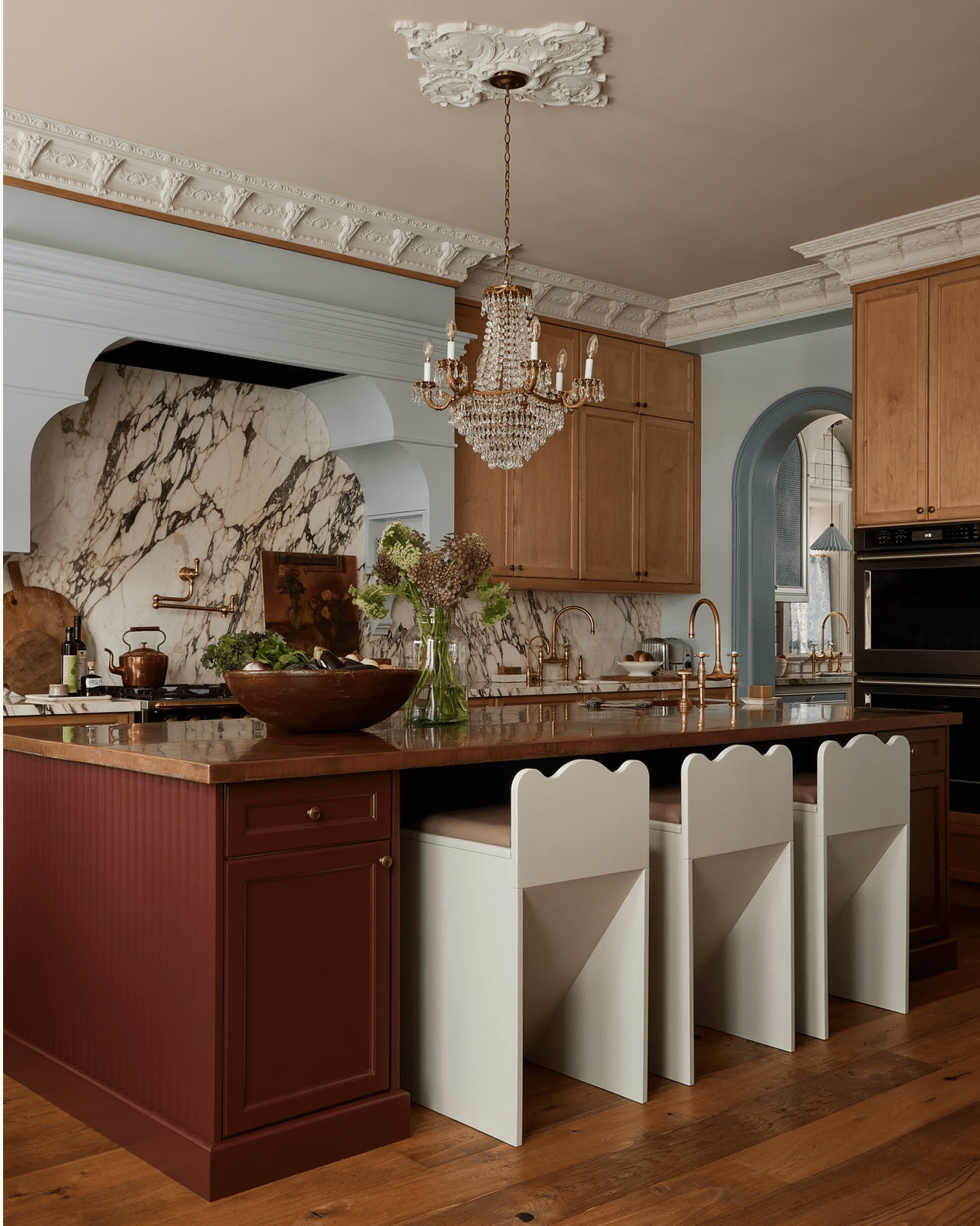 Küche mit Marmor Backsplash und burgunderfarbener Insel