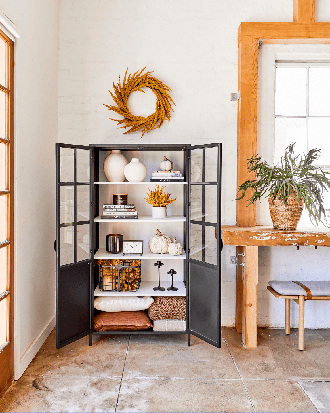 Schrank mit Herbstdekoration in den Regalen