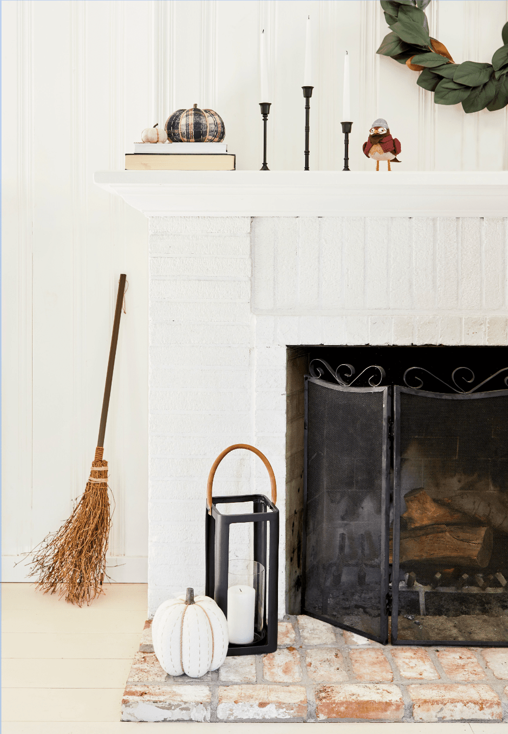 Mantel mit einfachen Herbst -Dekor -Stücken