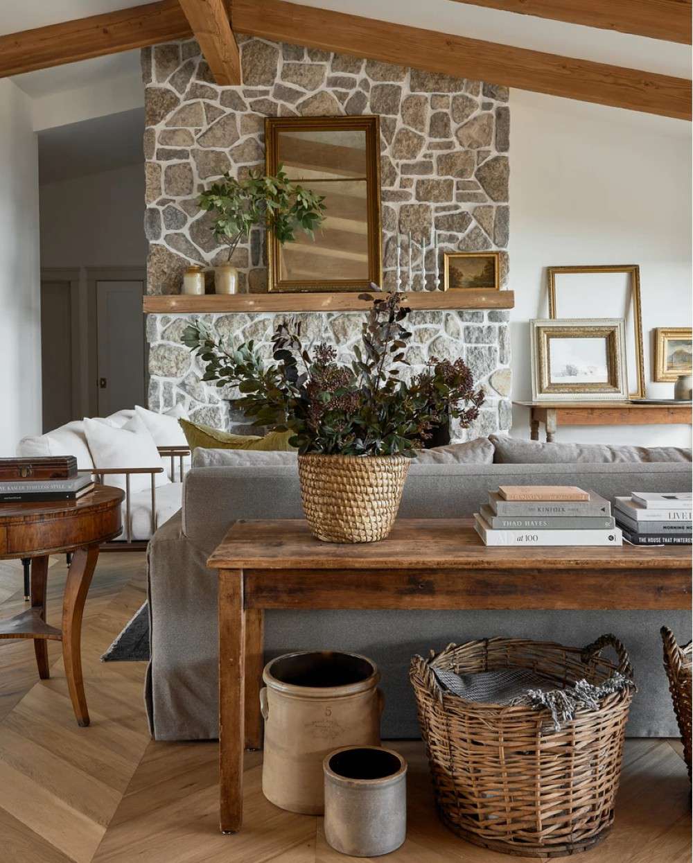 6 Möglichkeiten, diesen Konsolentisch hinter Ihrem Sofa endlich zu stylen, wie ein Designer 10 Sofa -Tischstyling -Tipps