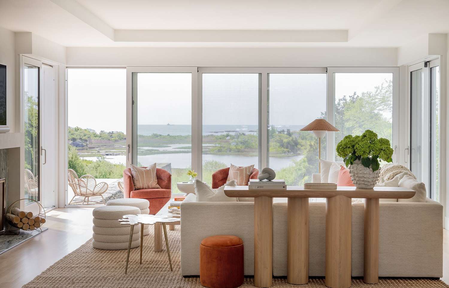 6 Möglichkeiten, diesen Konsolentisch hinter Ihrem Sofa endlich zu stylen, wie ein Designer 6 Asymmetrisches Dekor auf der Sofa -Konsole