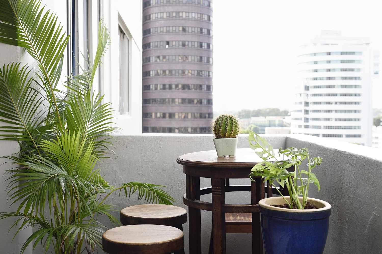 Was ist der Unterschied zwischen einem Balkon und einer Terrasse? 6 Apartment Balkon Tisch mit Pflanzen