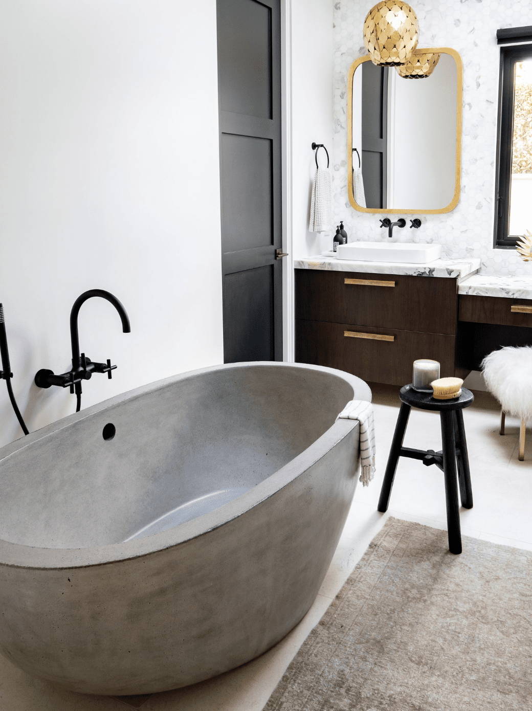 Zementwanne in einem modernen Badezimmer