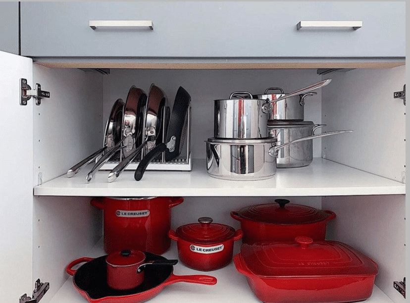 Töpfe und Pfannen im Schrank