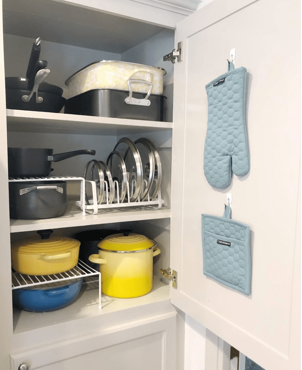 Topfspeicher im Schrank mit Stufen und Ofen -MIT -Halter