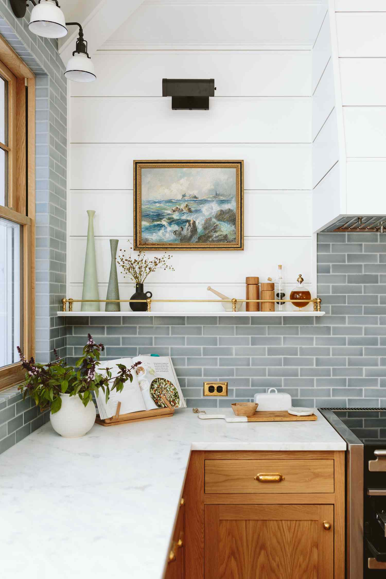 Sollte Ihre Schrankfarbe jemals Ihren Wänden übereinstimmen? Was Designer empfehlen 4 Küche mit blauem Backsplash und schwebenden weißen Regalen