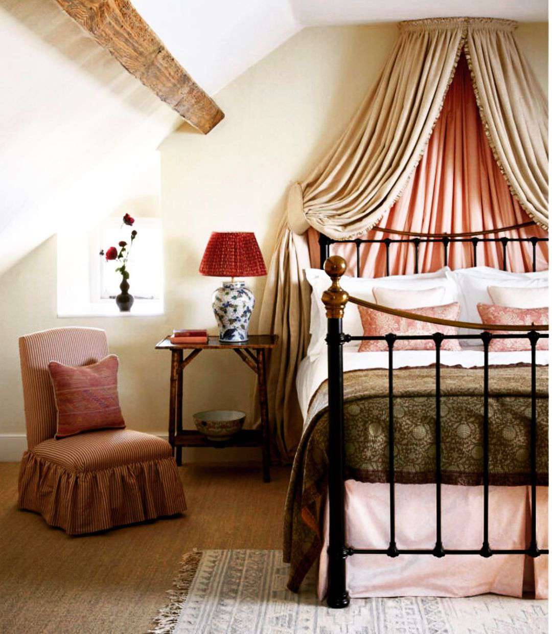 Dachbettzimmer mit Baldachinbett