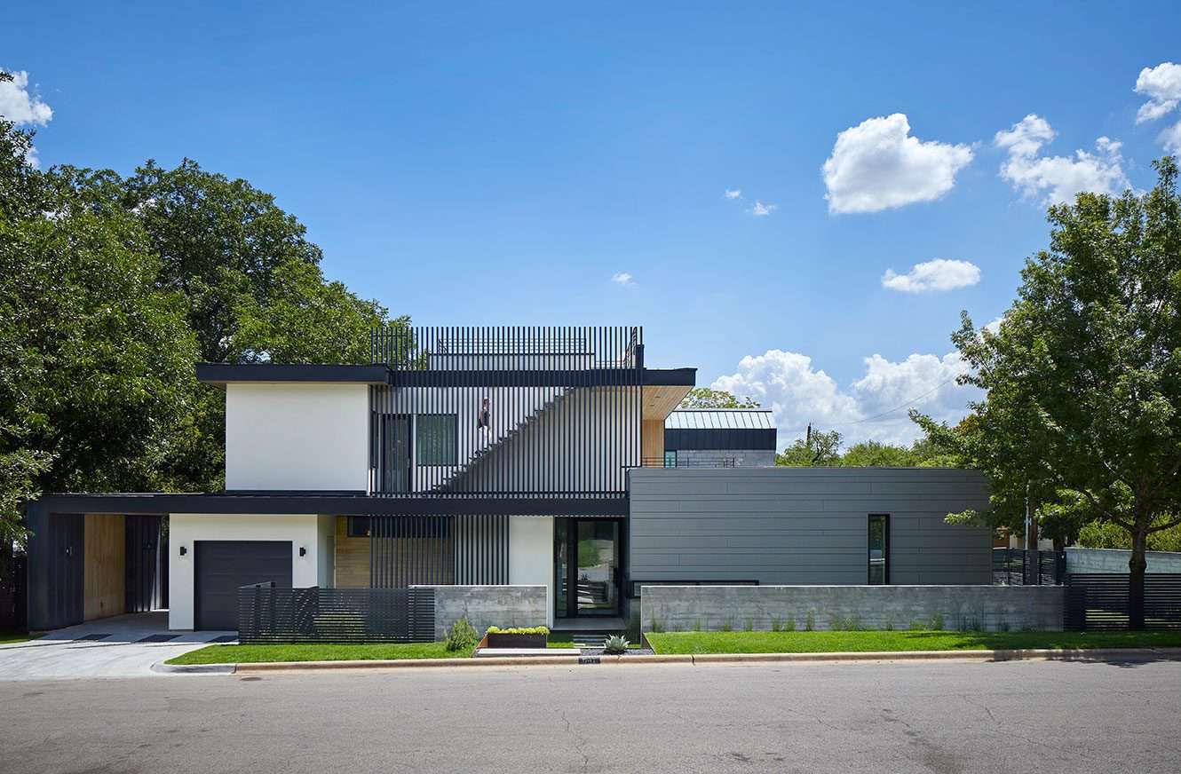 großes modernes Zuhause mit Carport