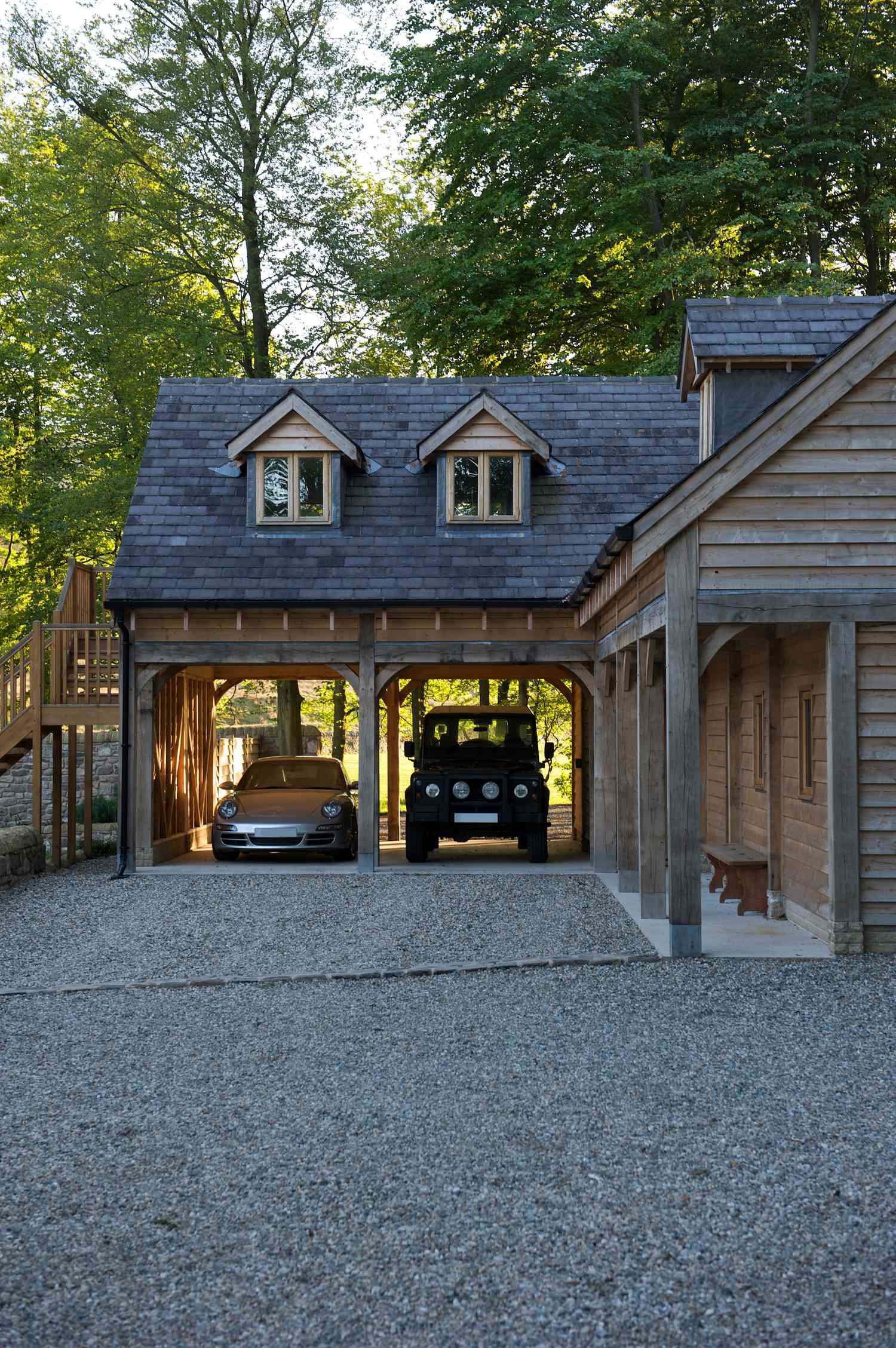 Holzhaus mit Doppel -Carport