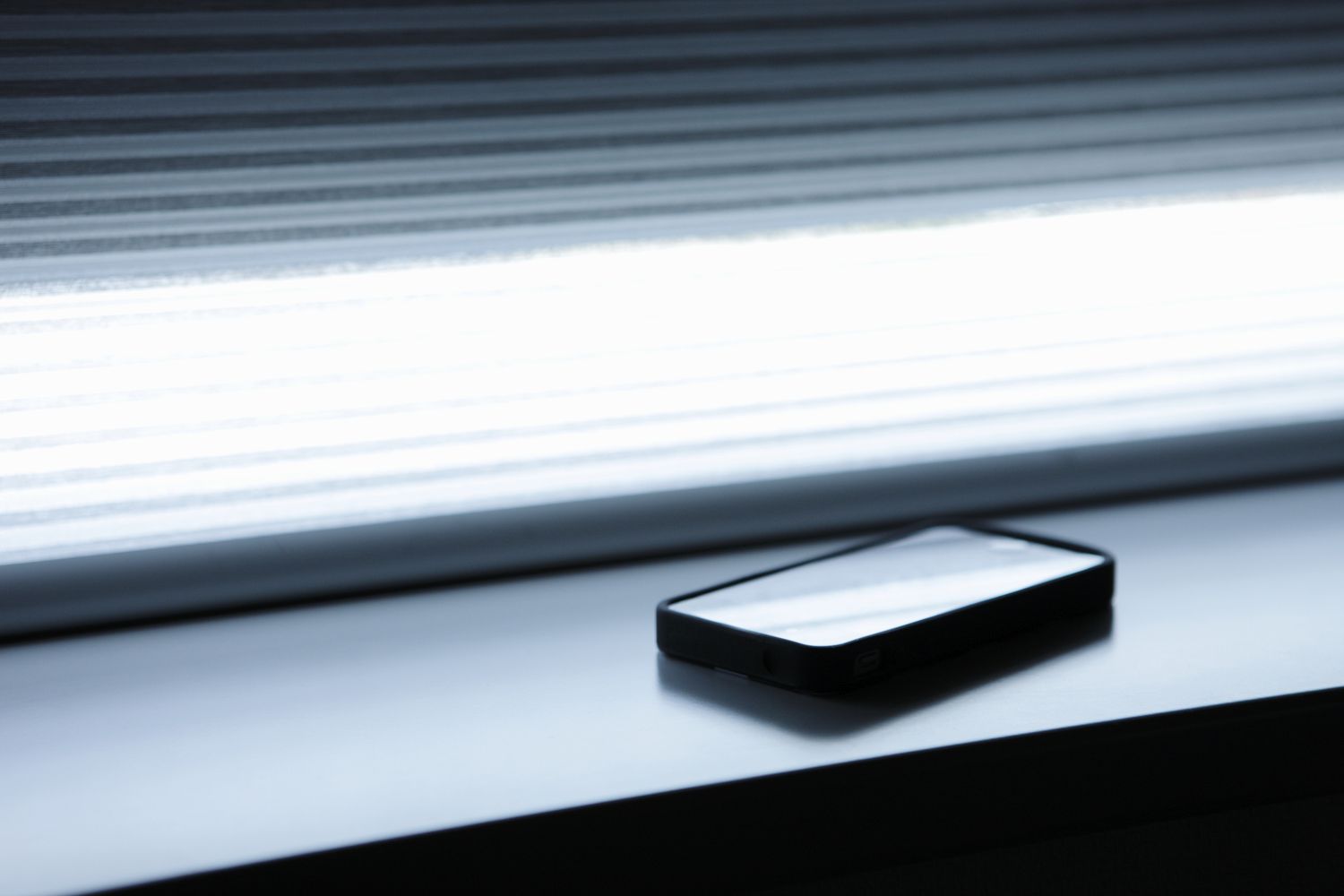 Handy auf Windowsill