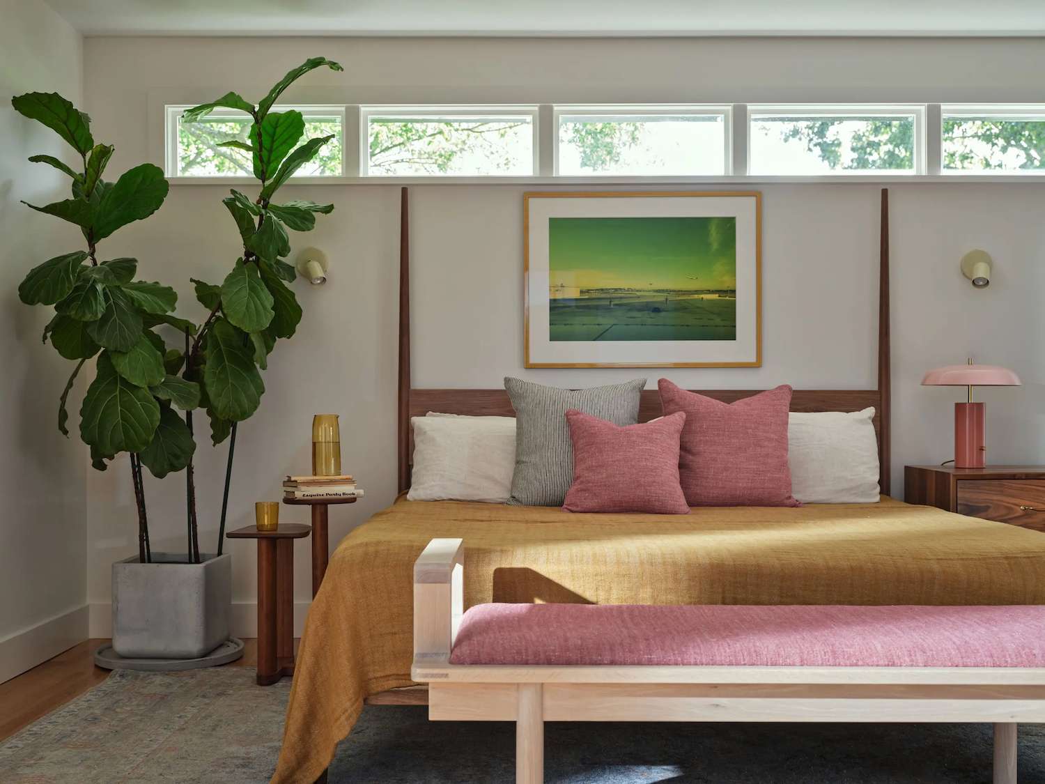 Weißes Schlafzimmer mit bunten Bettwäsche