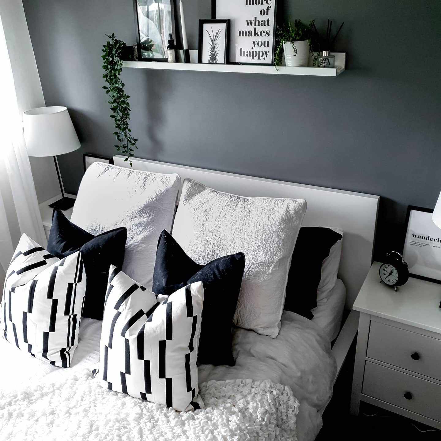 Schwarz und Weiß und dunkelgraues Schlafzimmer