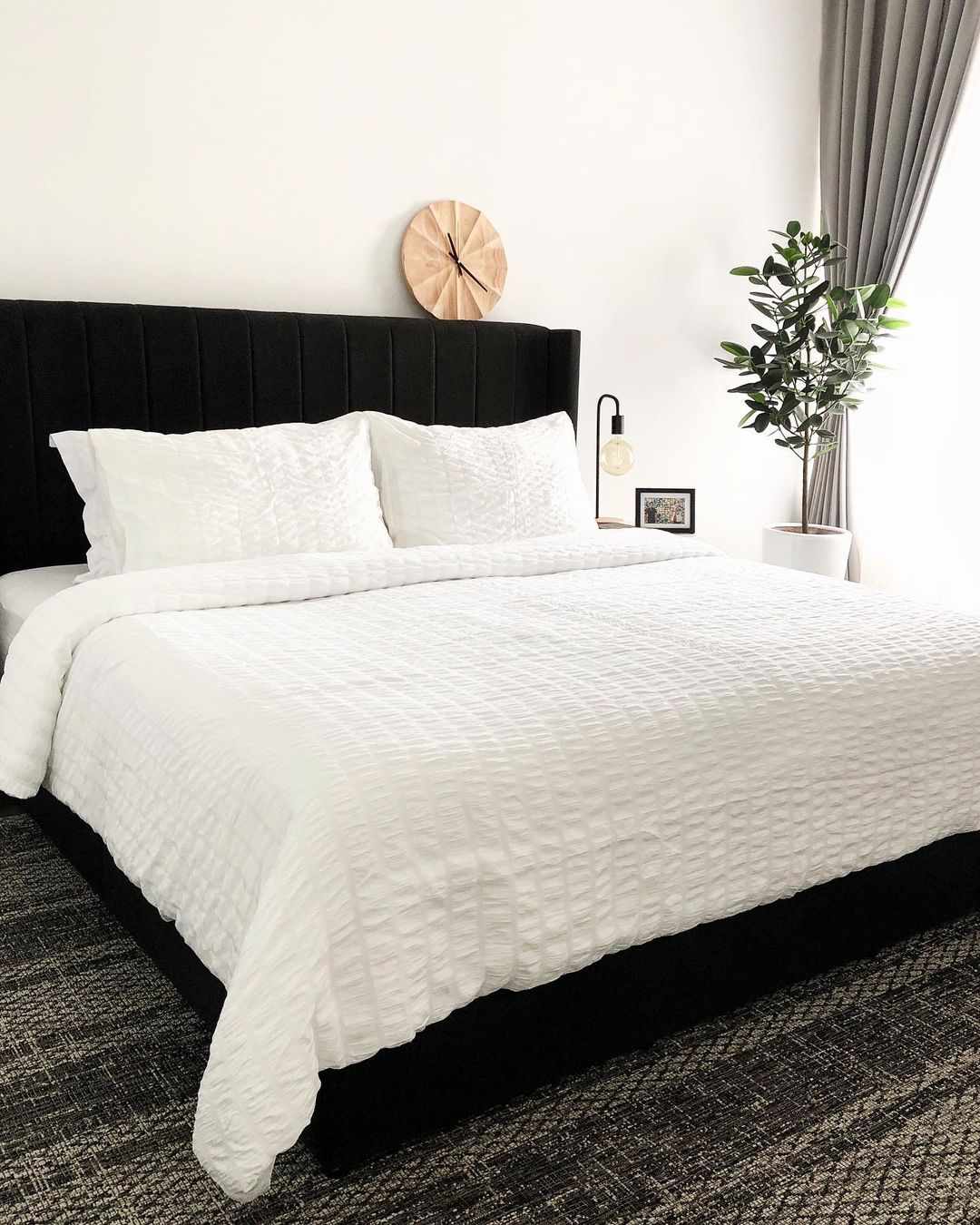 Minimalistisch schwarz -weißes Schlafzimmer