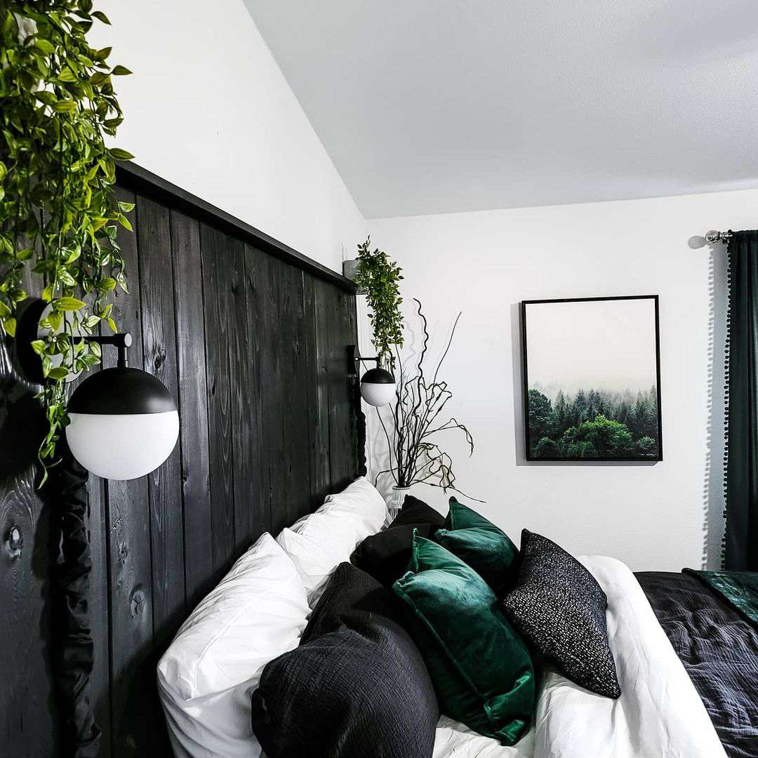 Schwarz -Weiß -Schlafzimmer mit Grün