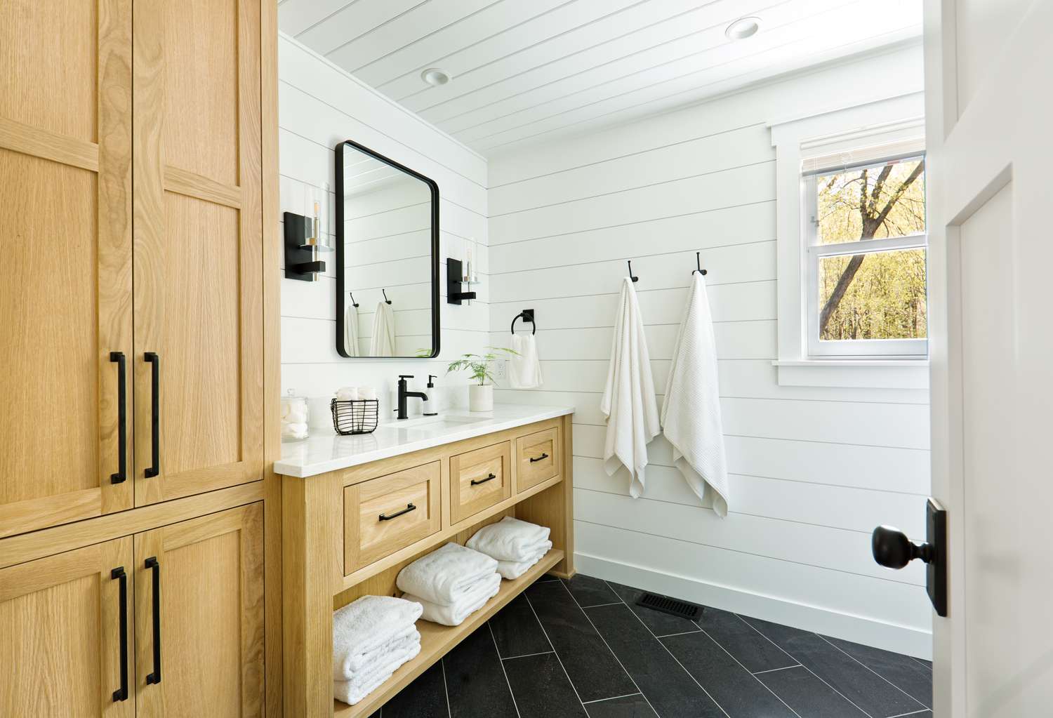 32 Perfekte Badezimmerschrankfarben Designer schwören witsch 2 Modernes Badezimmer mit Holzwaschtisch