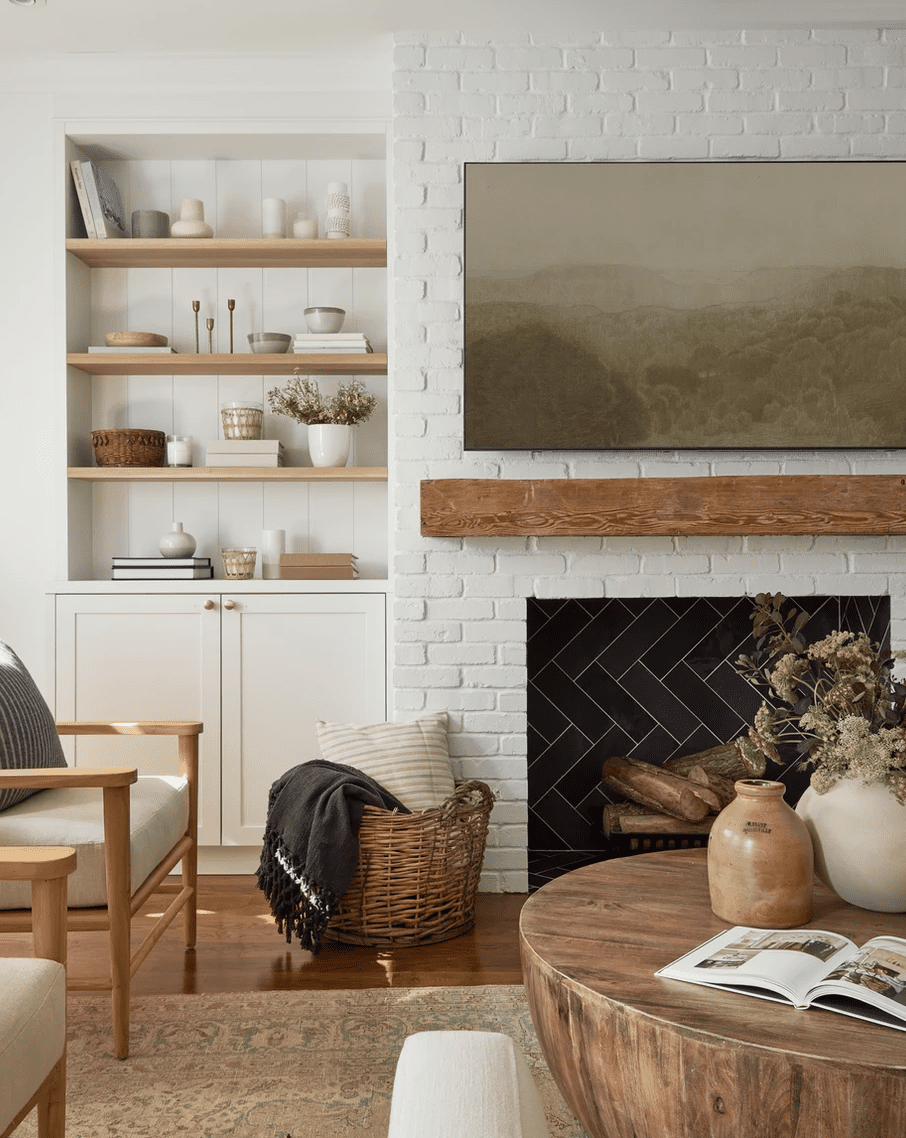 5 Designer genehmigte Möglichkeiten, Ihr Zuhause in ein minimalistisches Bauernhaus zu verwandeln 8 Ein Wohnzimmer mit einem gewebten Korb mit Decken und Kissen gefüllt