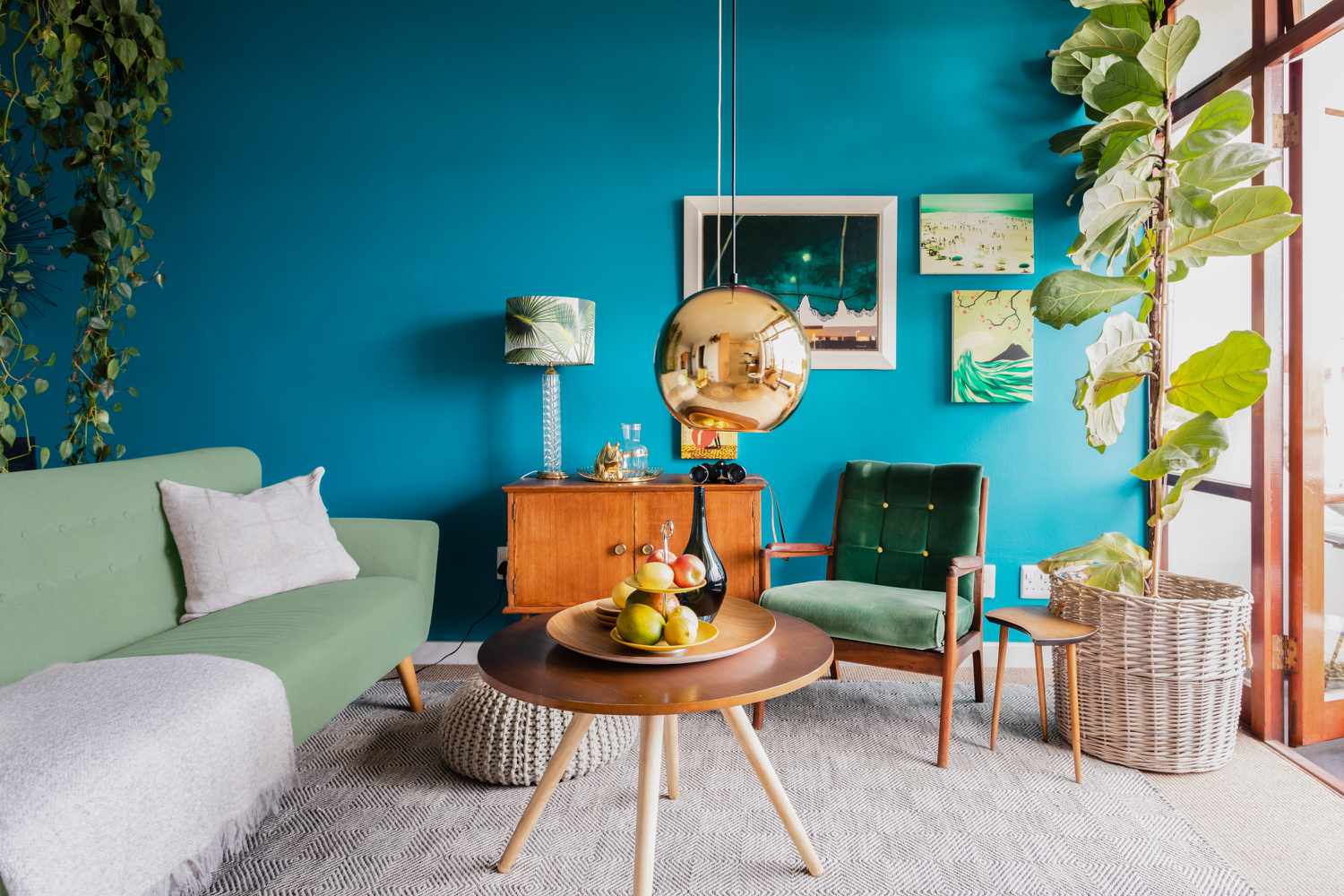 5 Einfache Korrekturen zum Verkleidungsstiche in Ihrer Miete, so Designer 2 Wohnzimmer mit blaugrünen Wänden, hellgrünen Sitzgelegenheiten und Holzmöbel mit Zimmerpflanzen bedeckt