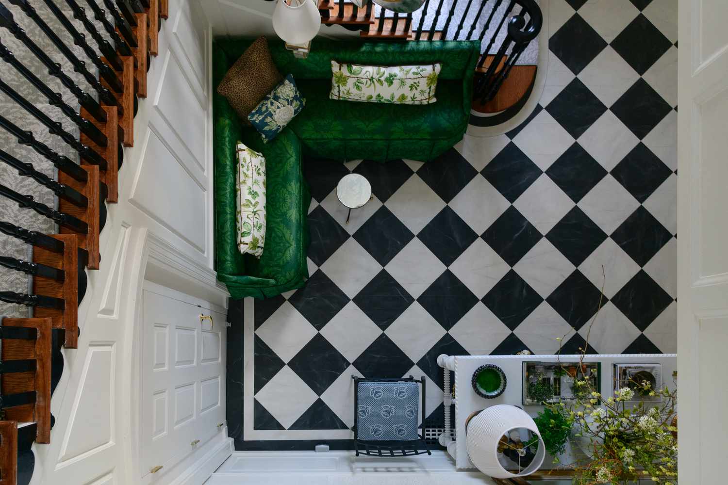 5 geniale Hacks, um alte Bodenbeläge zu überarbeiten, sollten Sie laut Designer versuchen 2 gestrichene karierte Boden im Haus