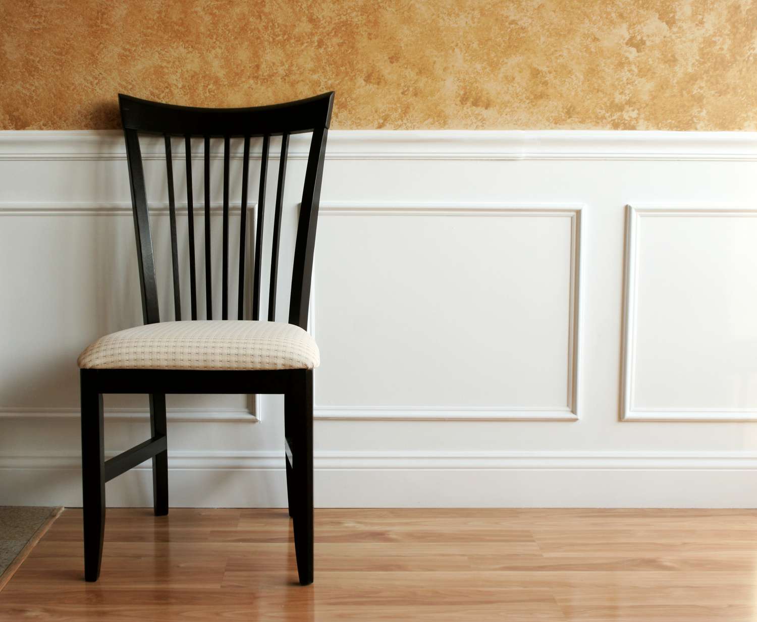 7 Arten von Holzvertäfelungen für Ihr Zuhause 2 Weiße Wainscot -Panel mit Essstuhl dagegen