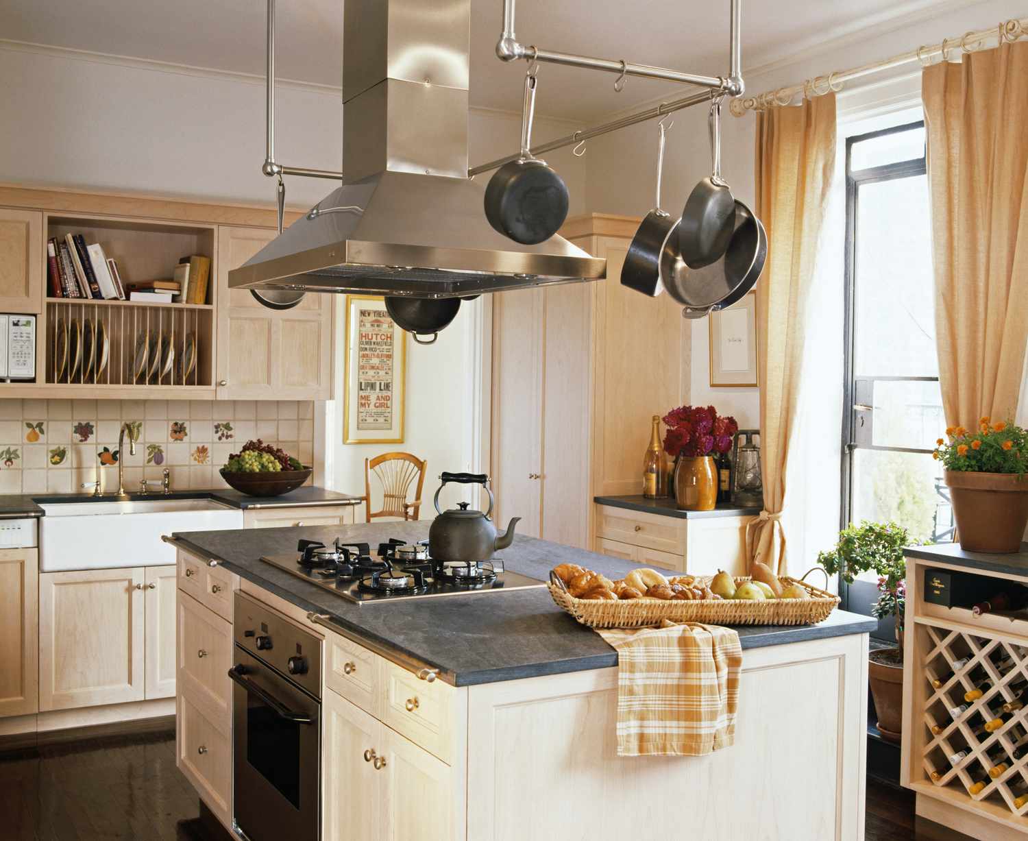 Designer haben gesprochen: Diese Küchenmerkmale sind immer Schandflecken 2 Ein Schornstein ist über dem Gasherd zu sehen, während das Kochen von Pfannen an den Stangen an seiner Seite aufgehängt wird - Stockfoto