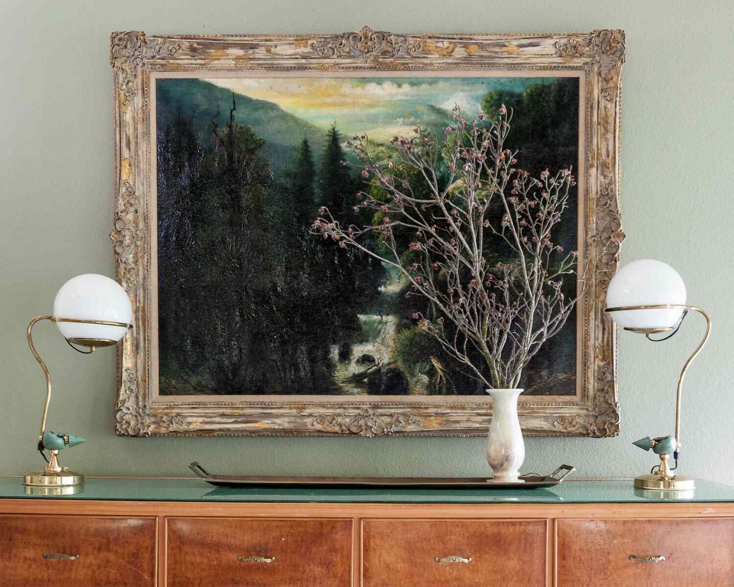 Moody Wandkunst mit Flora -Zweigen in der vorne gezeigten Vase