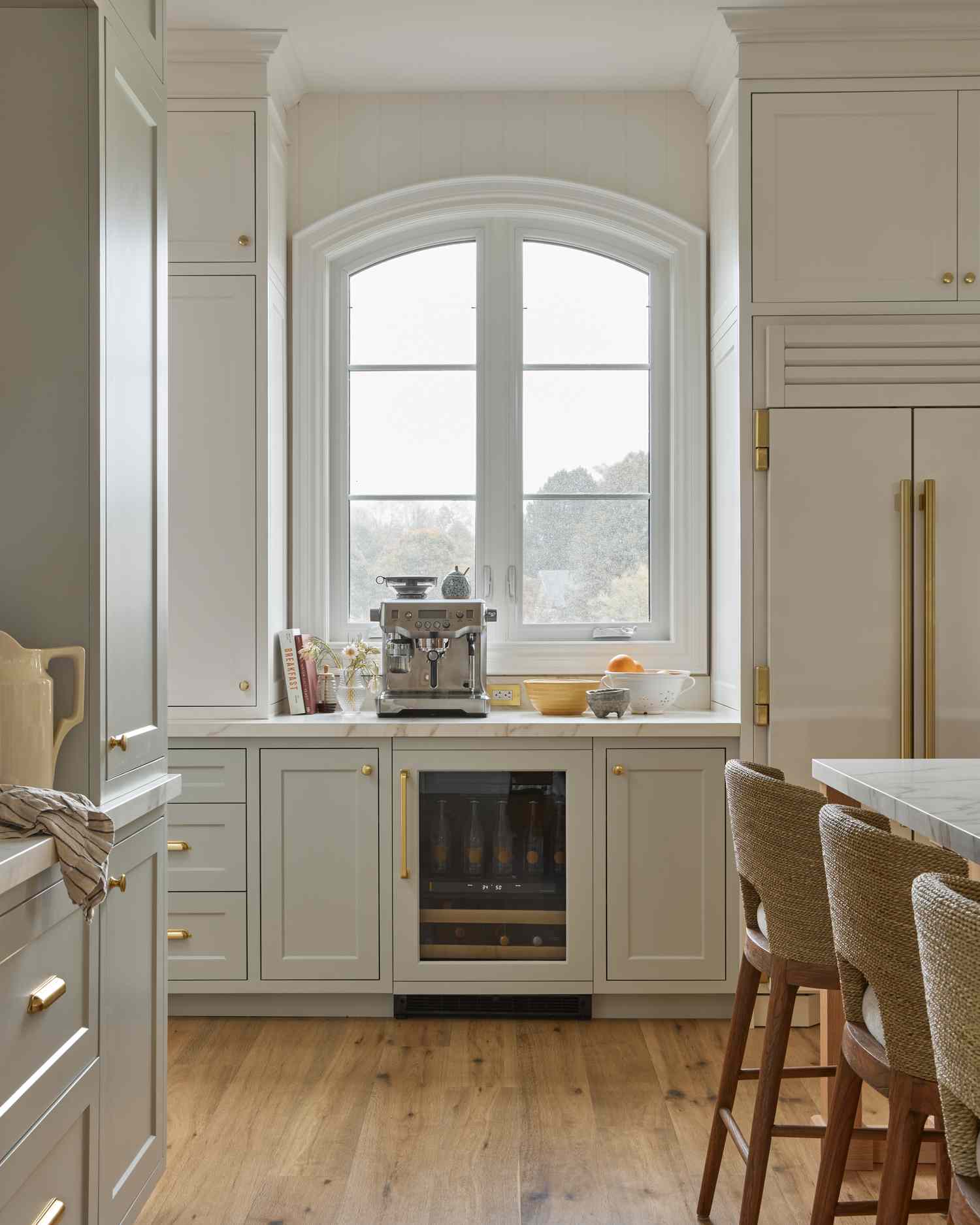 So fälschen Sie einen eingebauten Kühlschrank wie ein Designer für ein luxuriöses Küchen-Upgrade mit kleinem Budget 6 Eine Küche mit weißen Schränken, Marmorplatten und einem kleinen Kühlschrank für Glas-Türen