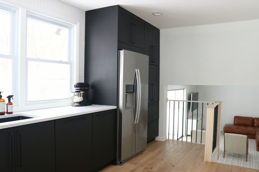So fälschen Sie einen eingebauten Kühlschrank wie ein Designer für ein luxuriöses Küchen-Upgrade mit kleinem Budget 2 Schwarze Ikea -Küchenschränke