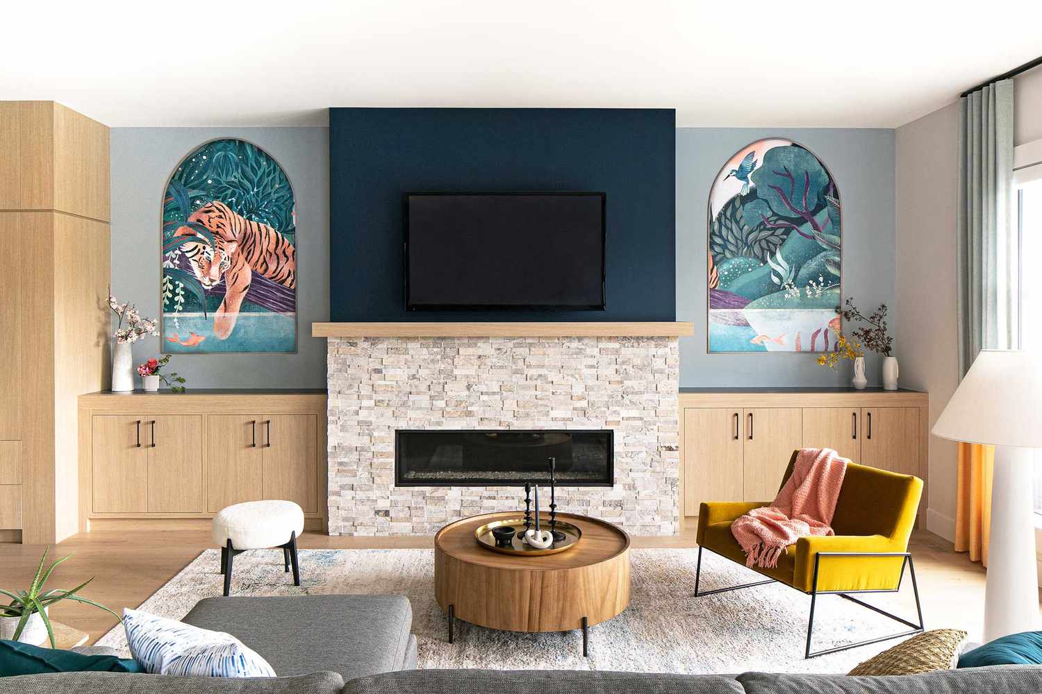 So stylen Sie einen runden Couchtisch wie ein professioneller Designer 2 runder Couchtisch mit runden Messingschalen dekoriert