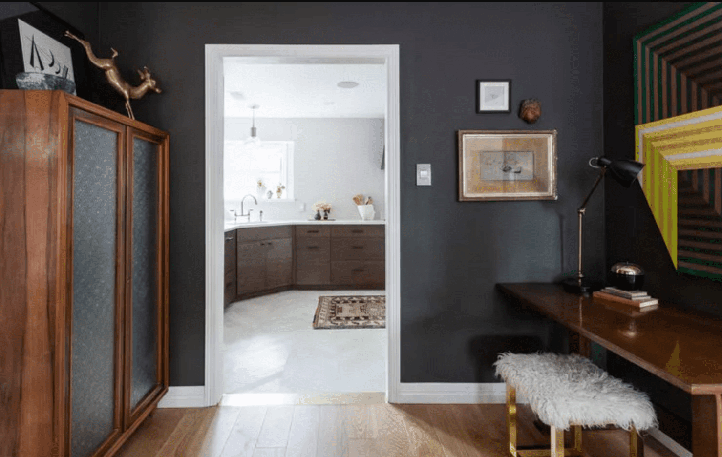 Was ist Dark Academia? Alles über den Designstil in Ihrem Feed zu wissen 6 Launisches Wohnzimmer