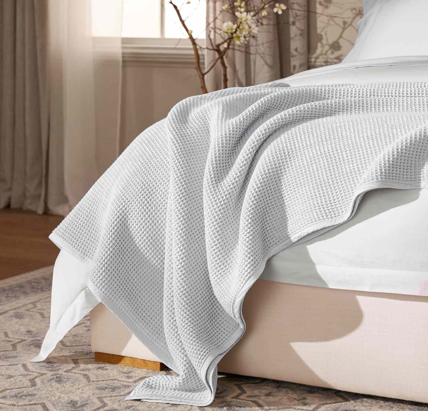 Was ist ein Coverlet? Warum Designer in diesem Sommer von dieser leichten Bettzeug besessen sind 4 Decke auf das Bett drapiert