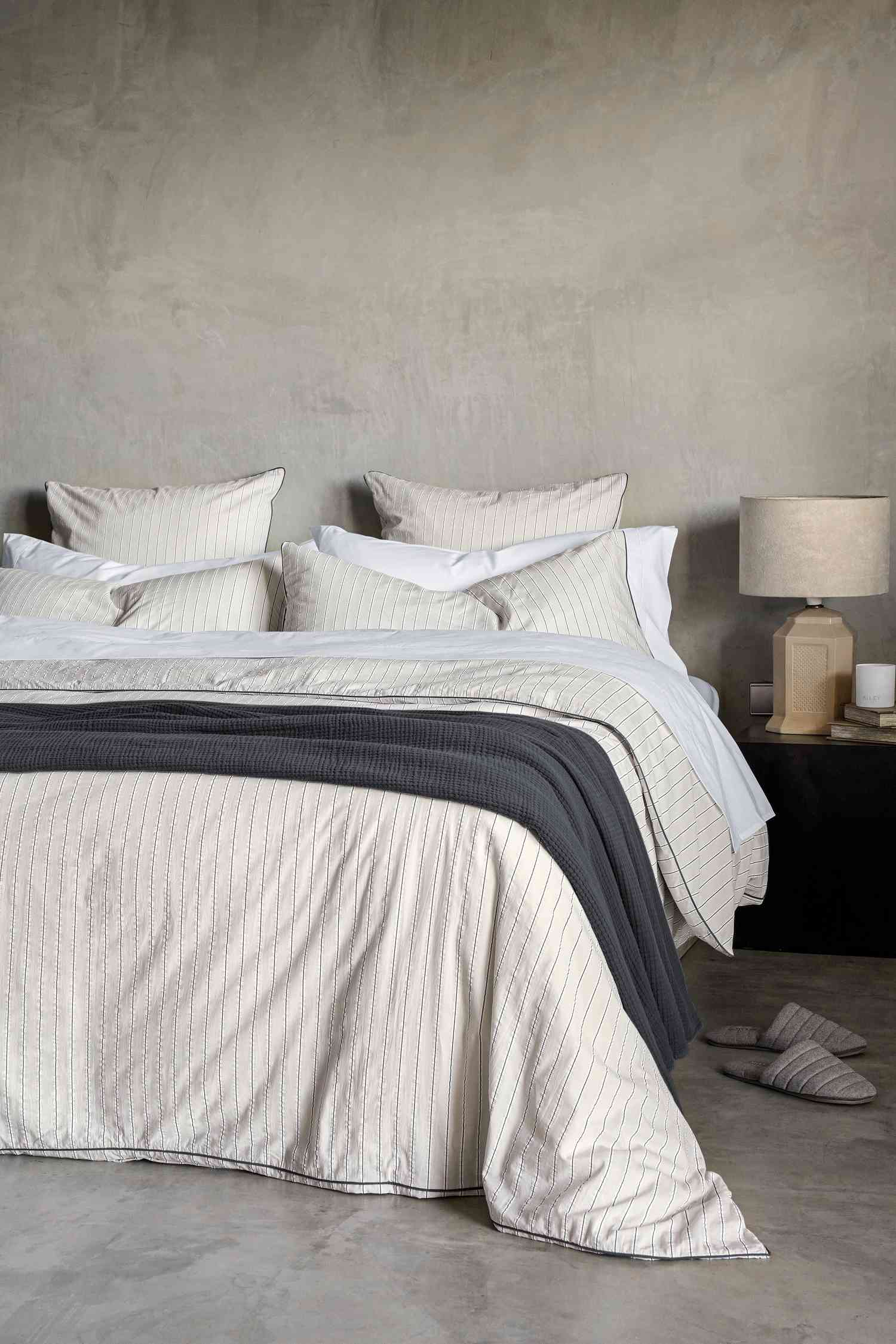 Was ist ein Coverlet? Warum Designer in diesem Sommer von dieser leichten Bettzeug besessen sind 2 Decke auf das Bett drapiert