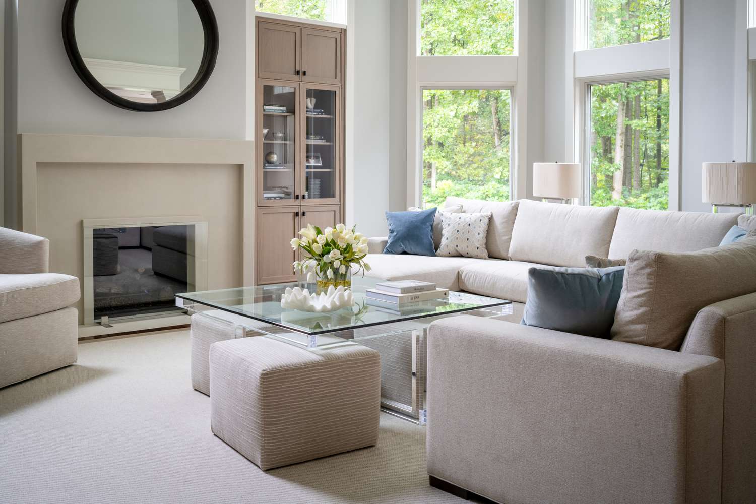 Wie man Kissen auf einer Couch stylen, damit sie tatsächlich gut aussehen 2 Kissen auf neutralem Wohnzimmersofa angezeigt
