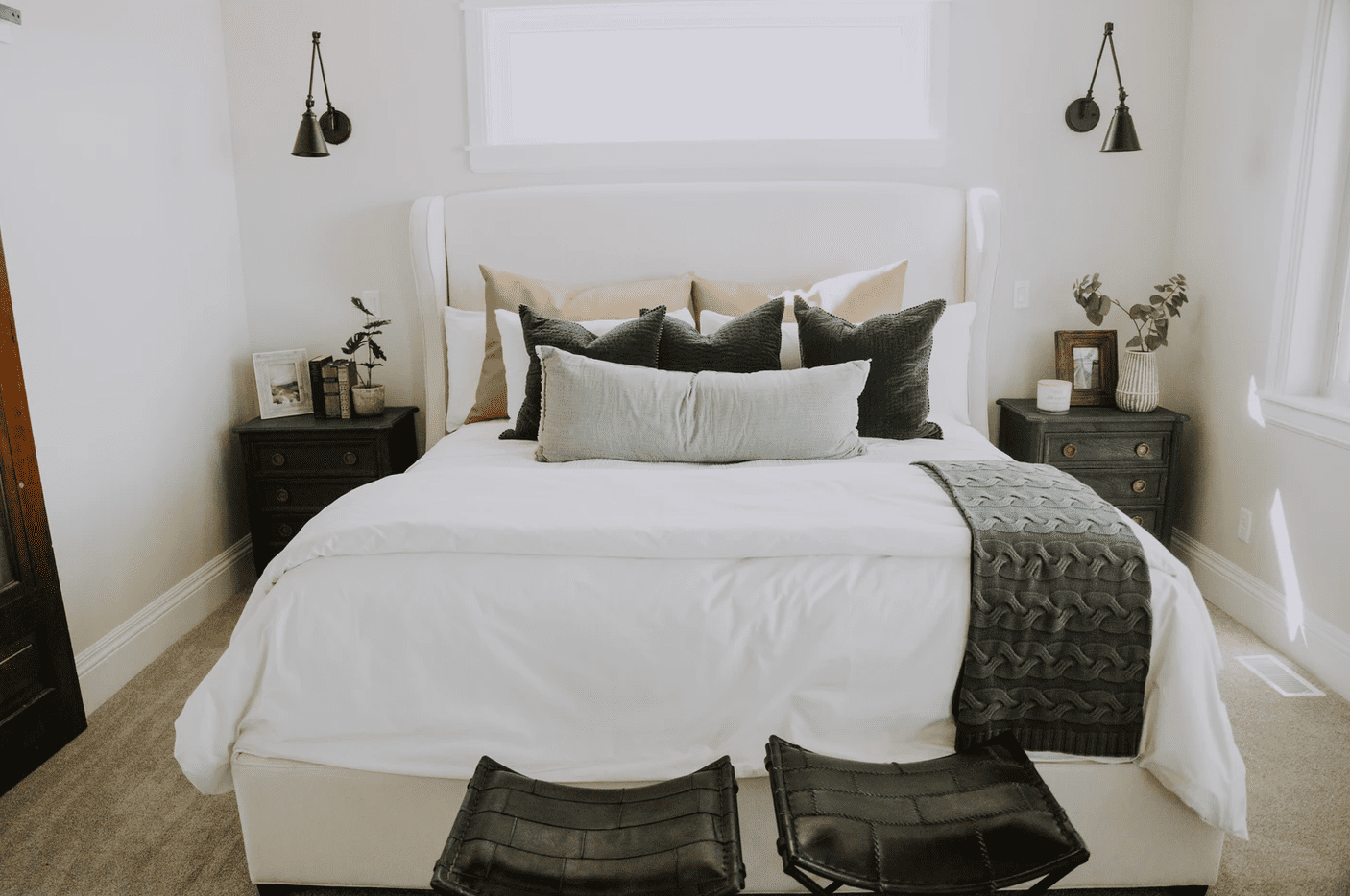 Wie viel kostet ein Innenarchitekt wirklich? 2 Schlafzimmer mit weißer Bettwäsche