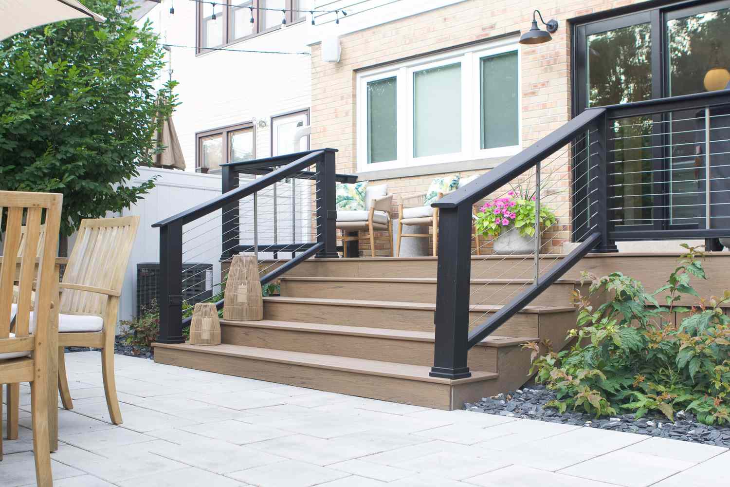 braunes Haus und schwarzes Deck