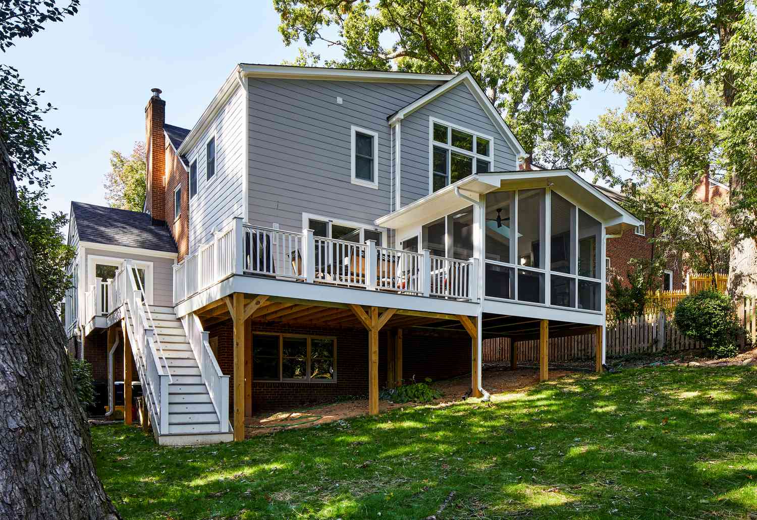 weißes Deck und graues Haus