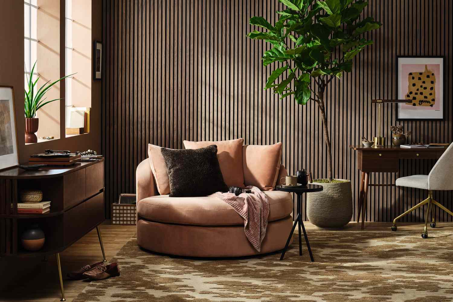 Jede 2025 Farbe des Jahres, die wir bisher kennen, vom klassischen Blues bis hin zu Moody Reds 24 Pantone 2025 Farbe des Jahres Mocha Mousse Wohnzimmer