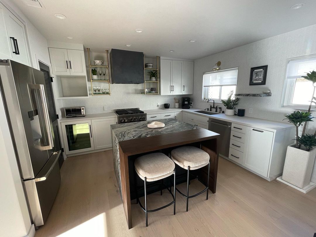 A kitchen with a kitchen island