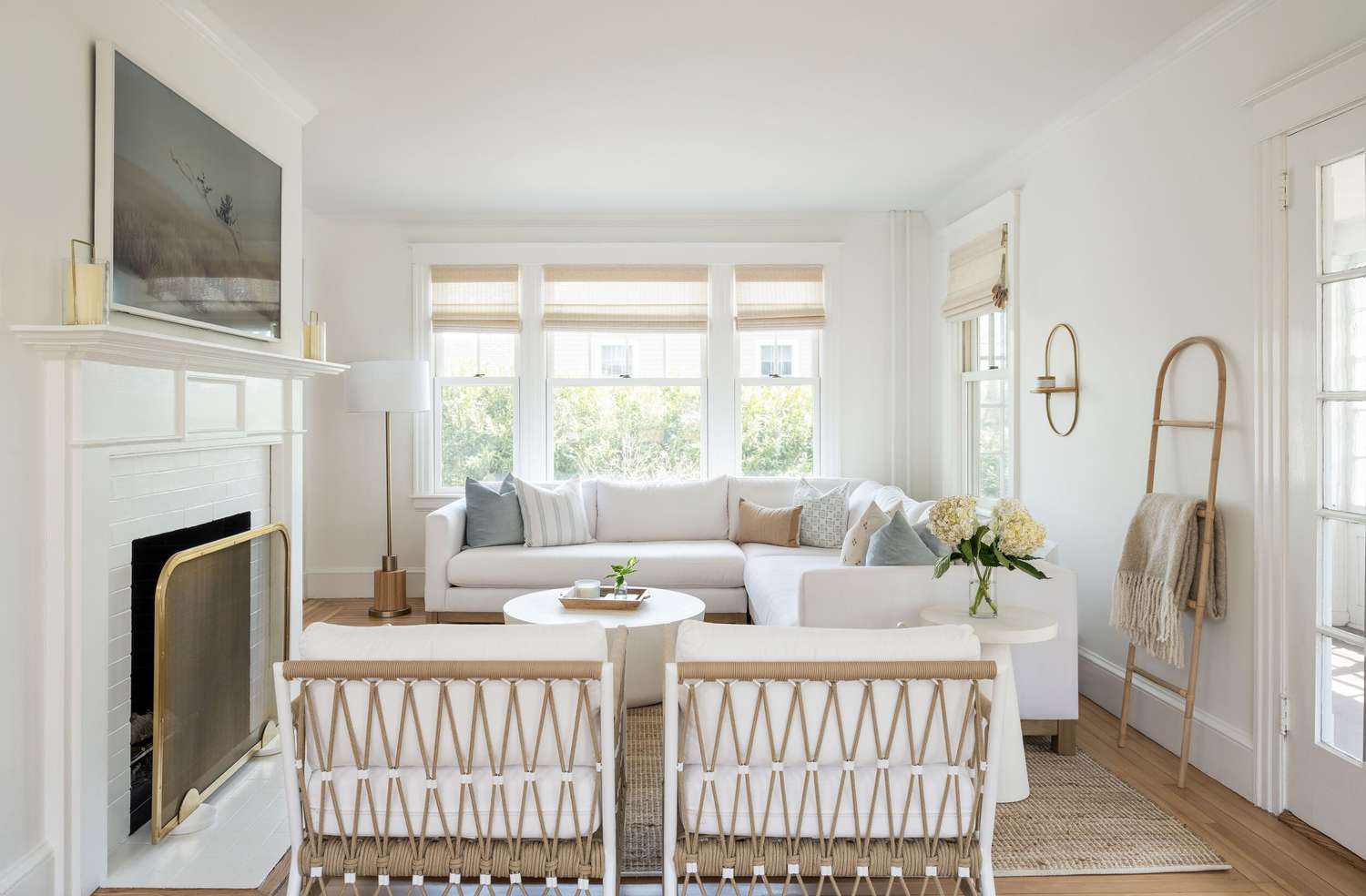 Was sind neutrale Farben? 6 Farbpaletten direkt von unseren Lieblingsdesigner 32 Neutrales Wohnzimmer mit hellblauen Akzenten