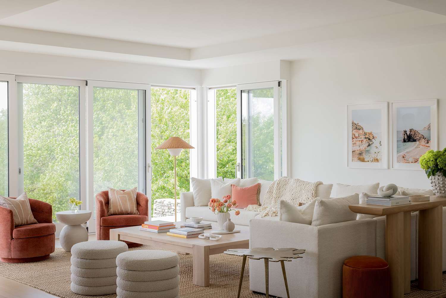 Was sind neutrale Farben? 6 Farbpaletten direkt von unseren Lieblingsdesigner 28 Neutrales Wohnzimmer mit rosa Akzenten
