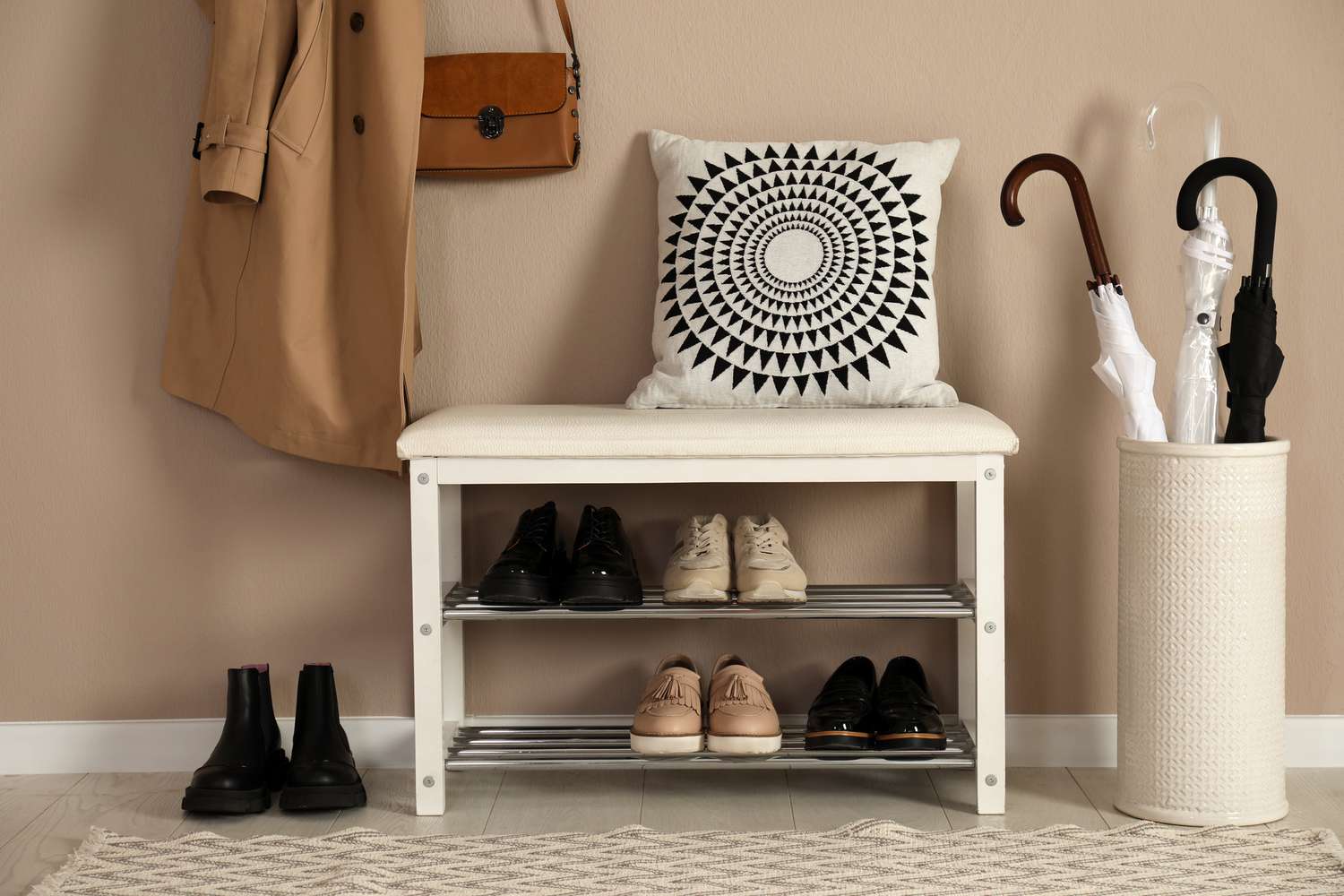 10 unterschätzte Möbelstücke Designer tragen zu jedem Raum für ein gemütliches Gefühl bei 10 Eine kleine Eingangsbank mit Schuhregalen