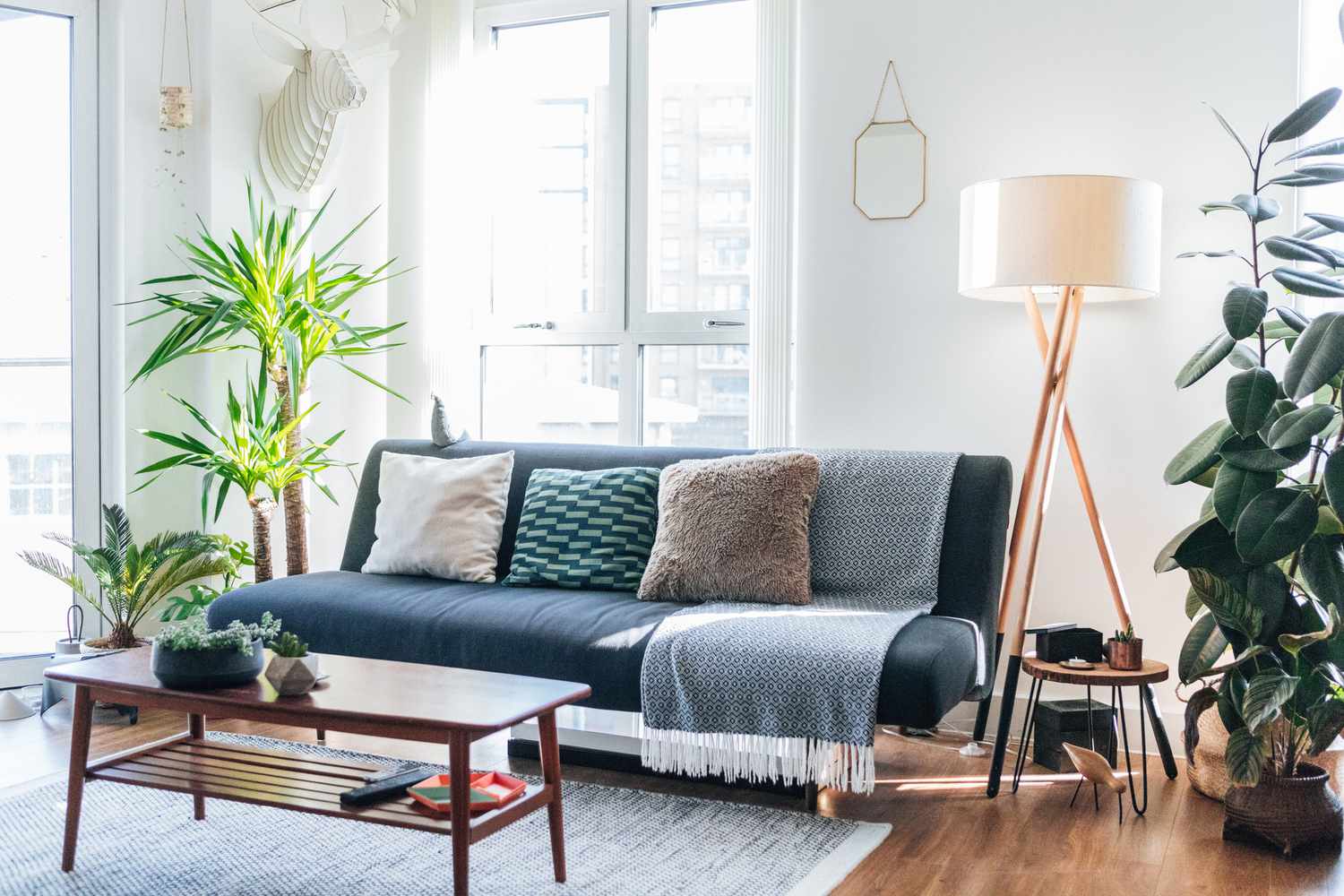 Verschwenden Sie Ihr Geld nicht für diese Möbelstücke, warnen Designer 6 Wohnzimmer mit Holz Couchtisch, Pflanzen, Futonsofa und Stehlampe