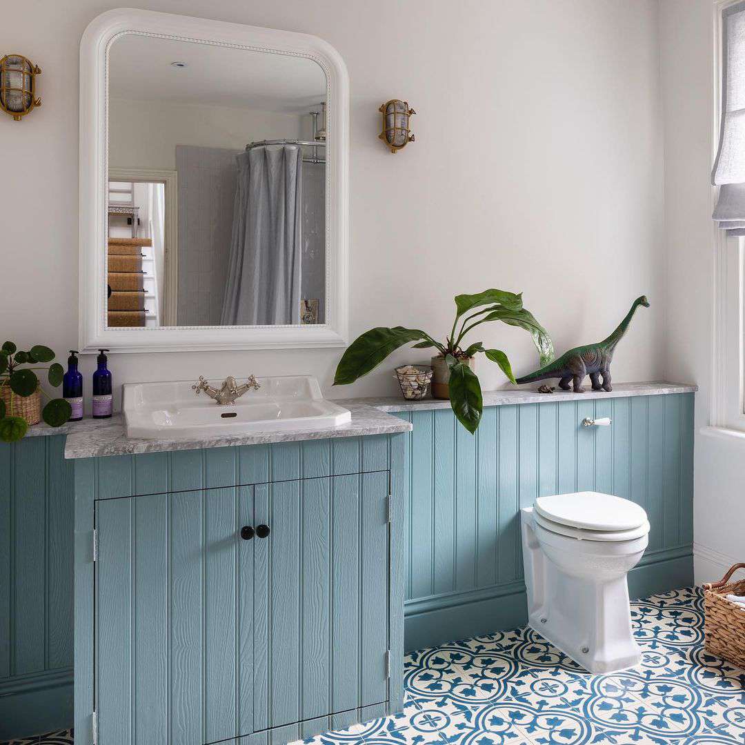 Aqua wall in bathroom with plants