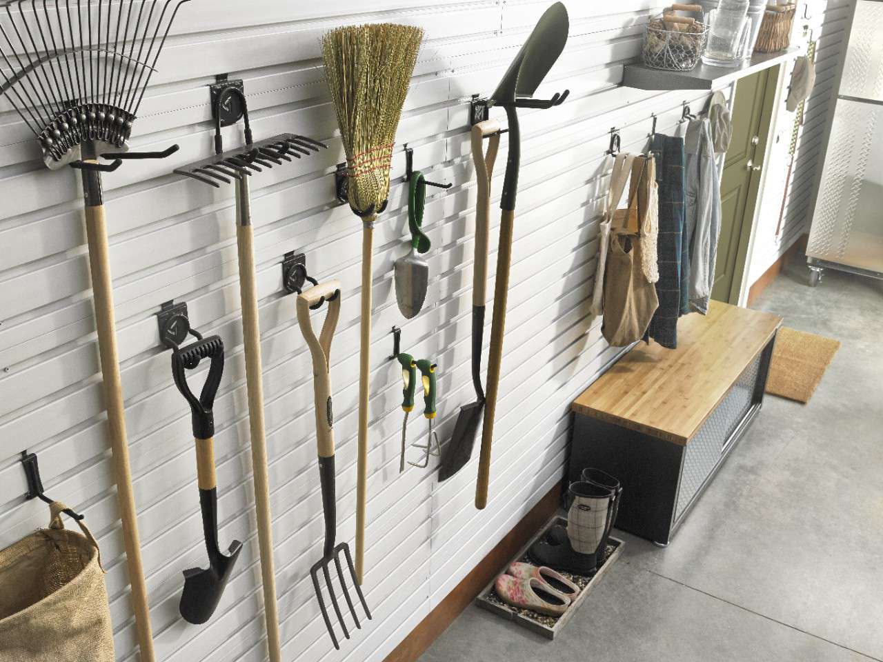 19 Garage -Wandideen, um Ihren Raum in kürzester Zeit zu verwandeln 4 Garagenwand aus Schaufeln, Besen und Rechen