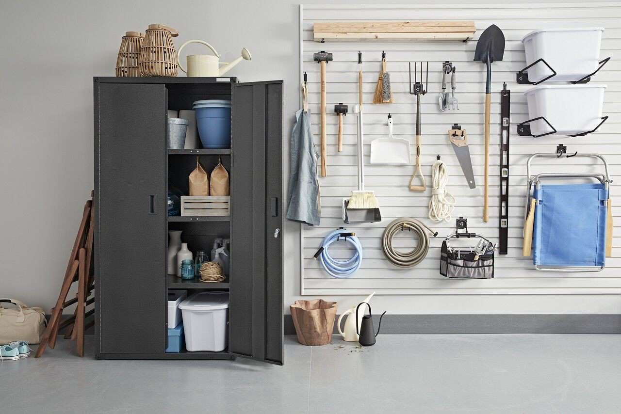 19 Garage -Wandideen, um Ihren Raum in kürzester Zeit zu verwandeln 10 Eine Garagenwand, gefüllt mit einem grauen eigenständigen Schrank und Wand