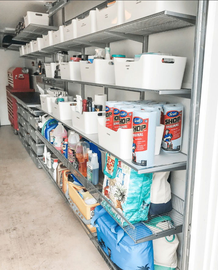 19 Garage -Wandideen, um Ihren Raum in kürzester Zeit zu verwandeln 16 Eine Sammlung weißer Mülleimer, gefüllt mit Bulk -Haushaltswaren, ist in einer Garage ausgekleidet